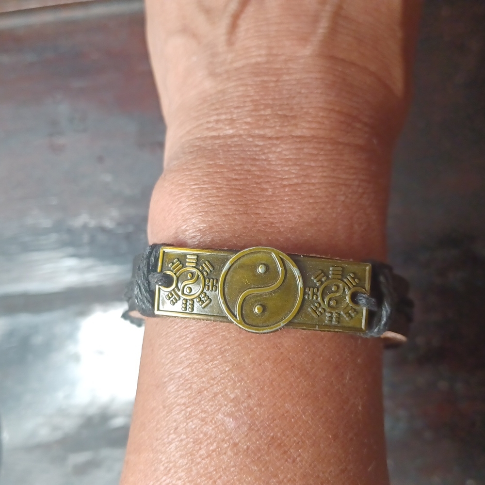 ❤️5/$25 Yin and Yang Leather Bracelet - Picture 2 of 4